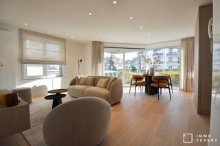 Dans la Bayauxlaan à Knokke, à quelques pas seulement de la digue et à proximité de la place Rubens, se trouve ce magnifique appartement avec jardin entièrement rénové. Cet appartement fait partie d'une villa-résidence bien entretenue et est entouré d'un agréable jardin.<br />Disposition : entrée avec vestiaire. Toilettes pour invités. Agréable salon avec accès au jardin entièrement orienté sud et cuisine entièrement équipée attenante. Il y a 2 chambres à coucher avec placards intégrés. Chaque chambre dispose d'une salle de bain ou d'une salle de douche. La chambre principale donne accès au grand jardin à l'arrière. L'entretien du jardin est assuré par un jardinier professionnel.<br /><br />Cave privée au niveau -1.<br />Dans la résidence, il est possible d'acheter une place de parking facilement accessible.