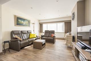 <p><strong>Vrijstaande woning op ruim perceel (1.127 m²) nabij centrum Beerse & Merksplas<br /></strong>EPC 397kWh | Mogelijkheid tot 4<sup>de</sup> slpk | Dak reeds geïsoleerd<strong><br /><br />Omschrijving:<br /></strong>Deze vrijstaande woning is ideaal gelegen tussen het centrum van Beerse en Merksplas en biedt een uitstekende combinatie van ruimte en potentieel.</p>
<p>De woning beschikt op het gelijkvloers over een lichtrijke en ruime woonkamer, een aparte keuken met aansluitende veranda, een badkamer en een afzonderlijk toilet. Daarnaast is er een praktische kelderberging aanwezig.</p>
<p>Op de eerste verdieping bevinden zich drie volwaardige slaapkamers en een extra ruimte dewelke perfect dienst kan doen als bureau of dressing.</p>
<p>De zolderverdieping biedt bijkomend potentieel voor het creëren van een vierde slaapkamer, mits het plaatsen van een vaste trap. Het dak werd reeds geïsoleerd.</p>
<p>Een ideale gezinswoning voor wie op zoek is naar ruimte en uitbreidingsmogelijkheden op een rustige, maar toch centrale locatie.</p>
<p><strong>Algemeen:</strong><br />- Vrijstaande woning op een ruim perceel van 1.127 m²<br />- Centrale ligging tussen Beerse en Merksplas<br />- Mogelijkheid tot 4 slaapkamers<br />- Beschikbaarheid: Uiterlijk 6,5 maanden na akte<br />- Kelder</p>
