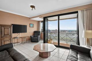 <p><span>Goed onderhouden 2-slaapkamerappartement met een fenomenaal zicht op de jachthaven van Blankenberge. </span></p><p><span>De praktische ingedeelde leefruimte met tijdloze tegelvloer laat u genieten van het ruim salon met aanpalend een zonneterras. </span></p><p><span>Vanop de achtste verdieping kan u genieten van een wijds uitzicht op de jachthaven en de polders. </span></p><p><span>De leefruimte bestaat verder uit een comfortabel ingerichte open keuken met volwaardige eetplaats. </span></p><p><span>In de inkomhal, te bereiken via de glazen deur, bevindt zich het afzonderlijk toilet en de geriefelijke berging. </span></p><p><span>Achteraan treffen we de 2 slaapkamers waarvan 1 is ingericht met talrijke ingemaakte kasten en een 2-persoonsbed. </span></p><p><span>De tweede slaapkamer is ideaal als kinderkamer, bureau of dressing. </span></p><p><span>Vanuit de slaapkamers geniet u momenteel nog van zicht op zee. </span></p><p><span>Badkamer met inloopdouche, praktisch lavabomeubel met dubbele lavabo en aansluiting voor de wasmachine.</span></p><p><span>Fijne troeven zijn de talrijke ramen met hoogrendementsbeglazing, elektrisch te bedienen rolluiken en het gunstig epc. </span></p><p><span>U kan gebruik maken van een privatieve kelderberging. </span></p><p><span>De residentie is roltoegankelijk en is uitgerust met een fietsenstalling en brandtrap. </span></p><p><span> </span></p>