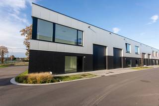 Unit B-01 (huisnr. 5T): kopunit met kantoor op gelijkvloerse en eerste verdieping en mooie grote raampartij * Vloer: 3T/m² * Vrije hoogte magazijn:...