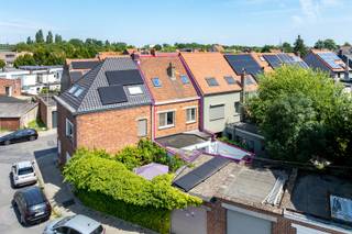 Gunstig gelegen gezinswoning in de onmiddellijke nabijheid van belangrijke invalswegen, buurtwinkels en het openbaar vervoer. Deze woning onderging in 2019 een kwalitatieve totaalrenovatie en geniet volgende indeling: inkomhal, grote leefruimte met eetplaats die uitgeeft op het zonnige terras met buitenbergingen, wasplaats, uitgeruste keuken met onder andere een Bellings gasfornuis (2 ovens en aparte grill), berging. Op de eerste verdieping bevinden zich 2 ruime slaapkamers en een eerste badkamer. Op de tweede verdieping bevindt zich de 3de slaapkamer met ensuite de tweede badkamer.<br /><br />Stedenbouwkundige inlichtingen: Woongebieden, voorkooprecht, geen verkavelingsvergunning, vergunning aanwezig, geen rechtelijke herstelmaatregel of bestuurlijke maatregel opgelegd - geen overstromingsgevoelig gebied - EPC label B - 189 kWh/m²/jaar<br /><br />Bezoek mogelijk na afspraak met Serge van Center Office via 0485/61 59 22