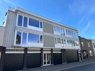 In het bruisende centrum van Evergem, dichtbij alle faciliteiten en winkels, vinden we dit pas gerenoveerd appartement te huur. Na de vorige verhuring kreeg dit appartement een complete 'make-over' (volledig geschilderd, nieuwe keuken, nieuwe pvc ramen ...) dus zodoende stellen wij u dit dan ook met de nodige trots voor, op zoek naar de ideale huurder. <br /><br />Het gebouw bestaat uit 2 entiteiten (zonder gemeenschappelijke kosten) en is toegankelijk via trap. Verder beschikt het appartement op de eerste verdieping over een inkomhal, ruime leefruimte met veel lichtinval, gesloten nieuwe keuken met alle toestellen, gastentoilet en een berging met toegang tot terras. <br />Op de tweede verdieping vinden we 2 grote slaapkamers en een badkamer met toilet, wastafel en inloopdouche. <br /><br />Er is ook een garage beschikbaar bij het appartement. <br /><br />Onmiddellijk beschikbaar. <br /><br />Wenst u dit appartement te bezichtigen? Reserveer dan uw tijdslot op het beschikbare bezoekmoment via onze website (immovercruysse.be > te huur > ga naar dit pand > klik op de knop "plan uw bezoek" > reserveer het gewenste tijdslot).<br />Let op, telefonisch en/of per mail worden GEEN bezoeken ingepland. Graag ook pas kandidaat stellen na het bezichtigen.