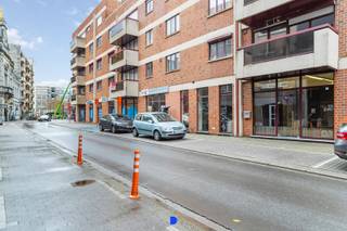 Commercieel gelegen handelsruimte (65m<sup>2</sup>) voor diverse doeleinden nabij het Polenplein.<br />Op heden verhuurd met handelshuurovereenkomst.<br /><br />INDELING:<br />Inkom, de handelsruimte, apart bureel, keuken met toilet en kelderberging.<br />Ruim terras achteraan.<br /><br />Kelderberging.<br /><br />DETAILS:<br />- aluminium schrijnwerk<br />- centrale ligging met voldoende parkeergelegenheid<br />- elektrische verwarming<br /><br />CONTACT:<br />Voor meer informatie of een bezoek, contacteer Stijn op 0491 61 42 19 of info@stijndebusschere.be.
