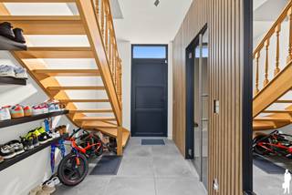 Op zoek naar een volledig gerenoveerde en instapklare gezinswoning op een topligging in Kallo? Deze woning onderging in 2025 een totaalrenovatie en combineert een moderne afwerking met veel ruimte en hedendaags wooncomfort. Dankzij onder andere nieuwe ramen, isolatie, zonnepanelen en airconditioning beschikt de woning bovendien over een gunstig EPC-label B.<br /><br />Gelijkvloers<br />- Ruime inkomhal met voldoende plaats voor jassen en schoenen<br />- Glazen deur naar de moderne en lichtrijke leefruimte<br />- Volledig uitgeruste open keuken met kwalitatieve afwerking<br />- Groot kookeiland met plaats voor maar liefst 6 personen<br />- Rechtstreekse verbinding vanuit de leefruimte naar de buitenruimte<br />- Nieuwe badkamer met inloopdouche en lavabo<br />- Apart gastentoilet<br />- Zeer ruime en praktische berging/wasplaats<br />- Handige zijingang, ideaal voor fietsen, vuilnisbakken en extra opbergruimte<br />- Ruime kelder<br /><br />Eerste verdieping<br />- 3 volwaardige slaapkamers<br />- Apart toilet<br />- Airconditioning voorzien voor optimaal wooncomfort<br />- Handige bergzolder<br /><br />Buitenruimte<br />- Op de bovenste verdieping werd een extra gezellige buitenruimte gecreëerd, volledig ingericht als zitplaats<br />- Veel privacy en geen inkijk<br /><br />Algemeen<br />- Volledige renovatie uitgevoerd in 2025<br />- EPC-label B<br />- Moderne en kwalitatieve afwerking<br />- Gelegen op een topligging in Kallo<br /><br />Een energiezuinige, volledig vernieuwde gezinswoning waar ruimte, comfort en een moderne afwerking centraal staan. Verhuizen en genieten kan hier meteen!