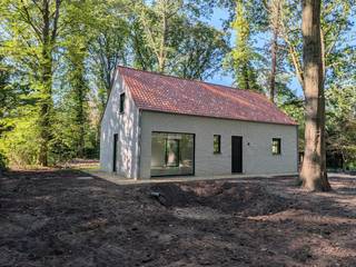<p>Deze stijlvolle, vrijstaande, instapklare nieuwbouwwoning van 155m² combineert hedendaags wooncomfort met een kwalitatieve afwerking. De woning bevindt zich op een perceel van 1380m², midden in het groen.</p><p>Via de voordeur kom je in een inkomhal met gastentoilet voorzien van een douchetoilet en handenwasser. Via de smeedijzeren deur kom je in de ruime leefruimte. Grote raampartijen zorgen voor veel natuurlijk licht. De grote schuifdeur geeft uit op een terras van 12m².</p><p>De gerieflijke keuken is o.a. voorzien van voldoende kastruimte, een kookeiland met zitmogelijkheid, twee ovens en een BORA-kookplaat met ingebouwde afzuiging. Via de doorloopdeur in de kastenwand kom je in de ruime berging/technische ruimte, waar zich eveneens de achterdeur bevindt.</p><p>Boven vind je drie slaapkamers. De master bevat een ensuite dressing.</p><p>De kwalitatief afgewerkte badkamer beschikt over een inloopdouche en vrijstaand bad. Er is ook een apart toilet.</p><p>Technische aspecten:<br />* Vloerverwarming en koeling via lucht/water-warmtepomp<br />* Ventilatiesysteem D<br />* Aluminium ramen met 3-dubbele beglazing<br />* Regenwaterput van 7500l met recuperatiesysteem<br />* Voorziening voor laadpaal<br />* Woning reeds voorzien van LED-verlichting<br />* BEN-woning, EPB-attest in aanvraag<br />* Zonnepanelen kunnen nog voorzien worden</p><p>Troeven op een rij:<br />* Vrijstaande nieuwbouwwoning, instapklaar<br />* Ruim perceel van 1380m²<br />* Rustige, groene ligging<br />* Ruime keuken met 2 ovens en BORA-kookplaat<br />* Master bedroom met ensuite dressing en zicht op groen<br />* Badkamer met inloopdouche en vrijstaand bad<br />* Gastentoilet met douchetoilet en handenwasser<br />* Keramische tegelvloer in travertin-look<br />* Smeedijzeren deur op plafondhoogte<br />* Ruime berging met binnen- en buitentoegang<br />* Voorziening laadpaal</p><p>Vraagprijs: €585.000<br />Totale kostprijs incl. registratierechten en BTW: €691.200<br />-> Grondaandeel: €185.000 (excl. registratierechten)<br />-> Constructie: €400.000 (excl. 21% BTW)</p><p>Meer info of komen kijken?<br />of</p>
