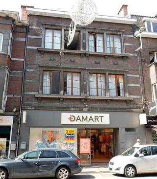 Opbrengsteigendom (bestaande uit een handelsgelijkvloers + bovengelegen appartement) te koop, gelegen in het volle centrum van Hoei op...