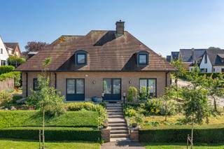 Verzorgde villa met 4 slaapkamers en dubbele garage.Gelegen in een zeer residentiële omgeving, nabij invalswegen.Deze verkoop omvat een gerenoveerde...
