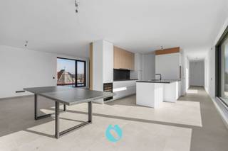 <p><em>Openkijkdag op zaterdag 27 juni van 10u tot 12u</em></p><p><em>Interesse in deze eigendom? Kom deze vrijblijvend ontdekken tijdens onze openkijkdag. We ontvangen je graag ter plaatse.</em></p><p></p><p>Residentie ‘Heksenketel’ verwijst naar het bekende dorpscafé dat hier vroeger zijn locatie had. <br /><br />De residentie zal naast privé bewoning ook een volledig nieuwe handelszaak huisvesten.<br />Op het eerste verdiep zijn drie appartementen met terras voorzien.<br />Een uniek loftappartement met zeer groot zonneterras beslaat de volledige tweede verdieping.<br /><br />Achteraan het perceel is voldoende parkeergelegenheid voorzien.<br />Zowel garageboxen als open staanplaatsen zijn daar beschikbaar.<br /><br />Alle appartementen zijn getekend met specifiek aandacht voor veel lichtinval, ruimtegevoel en functionaliteit.<br /><br />Het project is afgewerkt en opgeleverd.<br />Er bestaat de mogelijkheid om aan te kopen aan <strong>6% BTW</strong> mits aan alle voorwaarden voldaan.<br /><br /><strong><u>Interesse?</u></strong> Wij lichten u graag alle plannen en documentatie toe in een persoonlijk gesprek.<br />Contacteer ons telefonisch op 09/258.13.13 of per mail naar verkoop@vastgoeddevos.be</p>