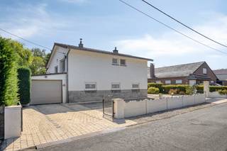 Goed onderhouden open villa met zuid gerichte tuin in Schiplaken.<br /><br />In een quasi doodlopende en bijzonder rustige straat, vlak bij het centrum van Schiplaken, bevindt zich deze aangename open villa op een perceel van 9a66ca.<br /><br />De woning werd gebouwd in 1969 en beschikt over 3 slaapkamers. Een belangrijke troef is het gezellige terras en de zuidgerichte tuin, waar u optimaal geniet van zon, rust en privacy.<br /><br />De ligging is ideaal voor gezinnen: een kindvriendelijke woonomgeving met het centrum van Schiplaken en het BLOSO-domein vlakbij. Ook de vlotte verbindingen richting Leuven en de E19 zorgen voor een uitstekende bereikbaarheid.<br /><br />Troeven:<br />* open bebouwing<br />* 800 m² grond<br />* zuidgerichte tuin en terras<br />* quasi doodlopende straat en kindvriendelijke omgeving<br />* BLOSO-domein vlakbij<br />* vlotte bereikbaarheid.<br /><br />Interesse? Bel of mail via ken@immovos.be of 0477 / 29 72 50 voor een bezoek ter plaatse.<br /><br />