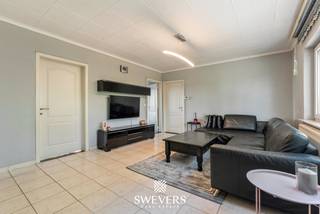 Voor meer info en foto’s, surf naar www.swevers.be – Dit appartement op de eerste verdieping, gelegen in de Schrikheidestraat 18B in Koersel, biedt een bewoonbare oppervlakte van 94 m² en vormt een interessante opportuniteit voor wie op zoek is naar een woning die naar eigen smaak kan opgefrist worden. Bij binnenkomst kom je in de leefruimte van 21,76 m², die dankzij haar rechthoekige vorm praktisch in te delen is met een zit- en eethoek. Aansluitend bevindt zich de keuken van 13,52 m², vernieuwd in 2016 en voorzien van voldoende werk- en opbergruimte. Het appartement beschikt over twee slaapkamers van respectievelijk 14 m² en 9,96 m², geschikt als slaapkamer, bureau of hobbyruimte. De badkamer is compact en functioneel ingericht met een bad, wastafel en toilet. De indeling is overzichtelijk en benut elke vierkante meter optimaal, met afzonderlijk bereikbare ruimtes. De ramen werden vernieuwd in 2012 en zijn uitgerust met elektrische rolluiken, wat bijdraagt aan het comfort en de energiezuinigheid. Extra troeven zijn de bijhorende garagebox en de tuinberging, ideaal voor opslag. De ligging is rustig en gunstig, met scholen op 700 meter, openbaar vervoer op 500 meter en winkels en ontspanning op ongeveer 1 kilometer. De snelwegen zijn bereikbaar op 10 kilometer. Voor meer informatie, bel 011 255 155. Bron bewoonbare oppervlakte: EPC – verslag. Dit pand is onderworpen aan de renovatieverplichting van de Vlaamse overheid voor residentiële gebouwen (behoudens bij sloop binnen 5 jaar na de aankoop). Consulteer voor meer informatie de website van het Vlaams Energie- en Klimaatagentschap via https://www.vlaanderen.be/een-huis-of-appartement-kopen/renovatieverplichting-voor-residentiele-gebouwen.