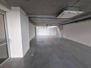 Recente commerciële units te huur, gelegen nabij ‘Albert Heijn’ in de gekende GINDERALE site. Dit betreft UNIT A.Specificaties:o+/- 100 m² +...