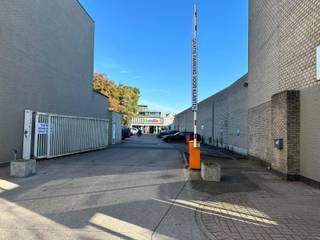 Mooi, ruim winkelpand te huur ,gelegen in het centrum van Mol. Het pand heeft een oppervlakte van 915 m² en heeft een afgesloten parking van...