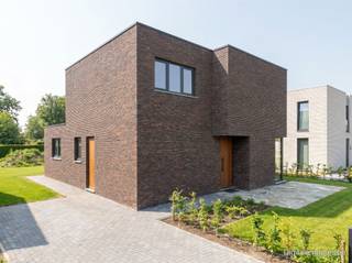 <p><span>Detached new-build home located in a rural setting in Rillaar. Situated on a very quiet street with hardly any through traffic, just a stone’s throw from Aarschot with convenient access to Leuven. LOT 5A indicated on the survey plan.<br /><br />Sleek, contemporary home situated on a north-west facing lot of 540 m² with a living area of 209 m², offering more than enough space for a full-sized family home.</span></p><p><span>Layout:</span><span><br />- Ground floor: entry hall with guest bathroom, spacious, bright living room with an open kitchen island and a beautiful view of the garden. Spacious, practical storage room. Bedroom or office space on the ground floor.<br />- 1st floor: 3 spacious bedrooms, one of which features a walk-in closet. Bathroom and separate toilet. Utility room or storage room.</span></p><p><span>The garden offers plenty of peace and space to enjoy lovely summer evenings.<br /><br />The asking price of 390,000 euros, excluding 21% VAT and notary fees, is for a shell-only finish, with the following costs</span><span>included</span><span> </span><span></span><span>:<br />- structural work <br />- roofing work<br />- exterior carpentry, including high-efficiency double-glazed PVC windows<br />- purchase of land<br />- architect and engineering firm fees<br />- insurance<br /><br />Shell completion possible within 4 months.</span></p><p><span><br />The home can also be delivered fully finished, allowing you to have a say in the choice of flooring, kitchen, and bathroom. Information regarding a fully finished home with all details is available upon request. </span></p><p><span>Contact Dupont Real Estate at 015 15 15 15.</span><span><br /><br />Photographs are for illustrative purposes only and may differ from the actual construction.</span><span><br /><br /></span></p>