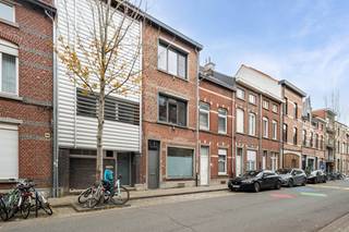 Ben je op zoek naar een knap gerenoveerde en energiezuinige (label A) woning met een verzorgde aangelegde tuin in het centrum van Leuven ?  Dan is dit een unieke kans !  Het gelijkvloers omvat een grote open leefruimte in parketvloer, een volledig ingerichte keuken met eiland en een aparte berging/wasplaats aan de voorzijde.  De tuin werd mooi aangelegd met 2 terrassen, kleine vijver en achteraan een nieuwe serre en een fietsenberging.  Op de 1e en 2de verdieping bevinden zich 3 grote slaapkamers en een volledig ingerichte badkamer met zicht op de tuin.  In de kelderverdieping heb je voldoende berging, een cv-ruimte, een thuisbatterij en de omvormer voor de 14 zonnepanelen.  Deze leveren een vermogen van 5600 WP.    Elektriciteit is conform - EPC label A - onmiddellijk beschikbaar !  Ligging op wandelafstand van het centrum en nabij winkels, scholen en Stadspark !<br />Voor meer info of bezoek kan u me bereiken op 0477284876 of vincent@immojanstas.be.  Bijkomende info (EPC, asbestattest, vastgoedinfo, ... ) kan U hieronder downloaden ↓