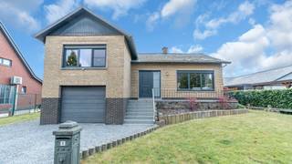 <p>Deze verzorgde splitlevelwoning met 3 slaapkamers is gelegen op een mooi perceel van maar liefst 8A 85CA en combineert een aangename woonomgeving met een praktische indeling, veel bergruimte en een volledig omheinde tuin waar privacy centraal staat.<br /><br /><strong>Indeling</strong><br />Via de open inkomhal bereikt u de gezellige leefverdieping. De ruime leefruimte biedt plaats aan zowel een comfortabele zithoek als een volwaardige eetkamer en geniet van een aangename lichtinval. Aansluitend bevindt zich de volledig geïnstalleerde open keuken met keukeneiland, die een natuurlijke verbinding vormt met de leefruimte. Vanuit de keuken en eetkamer heeft u rechtstreeks toegang tot het terras en de tuin.<br /><br />Enkele treden hoger bevindt zich de slaapverdieping met:<br />+ Nachthal<br />+ <strong>3 slaapkamers</strong><br />+ Badkamer uitgerust met een lavabomeubel met lavabo, ligbad en toilet<br /><br />Vanuit de keuken bereikt u het lager gelegen gedeelte van de woning, bestaande uit:<br />+ Inpandige garage met vernieuwde sectionaalpoort<br />+ Apart gastentoilet<br />+ Bergruimte<br />+ Wasplaats met toegang tot de tuin<br /><br />De woning beschikt over een kelderverdieping. Zowel de leefruimte als de keuken zijn volledig onderkelderd en worden momenteel gebruikt als extra bergruimte. Daarnaast bevinden zich hier ook de cv-ruimte en de technische ruimte voor de elektrische installatie.<br /><br /><strong>Buitenruimte</strong><br />Ook buiten heeft deze eigendom heel wat te bieden. De mooi aangelegde voortuin zorgt voor een verzorgde eerste indruk, terwijl de oprit en de parkeermogelijkheden naast de woning voldoende plaats bieden voor meerdere voertuigen.<br /><br />Achteraan geniet u van een volledig omheinde tuin met veel privacy, ideaal voor gezinnen met kinderen, huisdieren of liefhebbers van rust en groen. Het open terras aansluitend aan de keuken en eetkamer vormt de perfecte plek om tijdens de zomermaanden te ontspannen of gasten te ontvangen.<br /><br />De woning beschikt over een gunstig <strong>EPC-label B met een EPC-score van 184 kWh/m² jaar</strong> (UC: 3769901). Voor de verwarming is er een combinatie voorzien van een centrale verwarmingsinstallatie op aardgas en een <strong>warmtepomp </strong>die de leefruimte en twee slaapkamers bedient.<br /><br />Daarnaast zijn er zonnepanelen aanwezig, wat bijdraagt aan een lager energieverbruik en een verhoogd wooncomfort.<br /><br /><strong>Extra info</strong><br />+ Mooie perceeloppervlakte van <strong>885 </strong>m²<br />+ Rustige en residentiële ligging<br />+ 3 slaapkamers<br />+ Er werden reeds tal van renovatiewerken / isolatiewerken uitgevoerd<br />+ Ruime leefruimte met open keuken en keukeneiland<br />+ Inpandige garage met elektr. bedienbare sectionaalpoort<br />+ Elektrische installatie : <strong>KNX domotica </strong>(niet volledig conform)<br />+ Rolluiken aan achterzijde gebouw<br />+ <strong>Spiegelglas </strong>voor meer privacy aan achterzijde gebouw<br />+ Keuken <strong>vernieuwd </strong>met hoogwaardige toestellen<br />+ Asbestattest: niet asbestveilig (Dakleien & slib dakgoot, vloerzeil kelder, schakelaars kelder)<br /><br /><strong>Ligging</strong><br />Ondanks de rustige ligging bevinden scholen, winkels, sportfaciliteiten, horeca en openbaar vervoer zich op korte afstand. Ook voor pendelaars vormt deze locatie een uitstekende uitvalsbasis dankzij de vlotte verbinding naar het op- en afrittencomplex van de E313, waardoor omliggende steden zoals Diest, Geel, Hasselt en Antwerpen gemakkelijk bereikbaar zijn.</p>