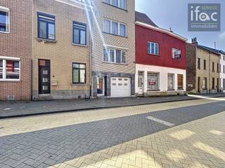 Aangenaam duplex appartement, met 3 slaapkamers, garage, ruim terras en Leuke tuin! Omgekeerde duplex met op 1ste verdieping: Ruime en mooi...