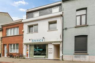 <p>Dit handelshuis bevindt zich op een interessante locatie in Hoboken waar bereikbaarheid, dagelijks comfort en stedelijke dynamiek samenkomen! Winkels, scholen, openbaar vervoer en gezellige horecazaken bevinden zich op slechts een steenworp afstand, terwijl de vlotte verbindingen met Antwerpen en omliggende gemeenten zorgen voor een uitstekende bereikbaarheid. Kortom, een veelzijdige plek waar wonen en ondernemen moeiteloos gecombineerd kunnen worden!</p>
<p>De handelszaak op het gelijkvloers geniet van een mooie oppervlakte van maar liefst 125 m² en werd voorzien van een geïnstalleerde keuken. Momenteel werd het eigendom verder opgedeeld in 3 studio’s en 1 appartement die elks over een grote leefruimte, geïnstalleerde keuken en badkamer beschikken. Wat dit een ideale opportuniteit maakt voor wie op zoek is naar een plek voor co-housing!</p>
<p><strong>Pro forma rendement</strong>: € 3.650,00/maand wat zorgt voor € 43.800,00 op jaarbasis. Dit resulteert in een mooi <strong>rendement van 9,8 %.</strong></p>
<p><strong>Technische gegevens: </strong>Voornamelijk HR-beglazing in PVC en hout, verwarming op gas (individueel). <strong>Individuele meters!</strong> <strong>Platte daken van 2021.</strong></p>
<p><strong>Stedenbouwkundige inlichtingen, bodemattest en asbestattest in aanvraag. Bevindt zich niet in een risicozone voor overstromingen (P- en G-score A). Renovatieverplichting niet van toepassing.</strong></p>