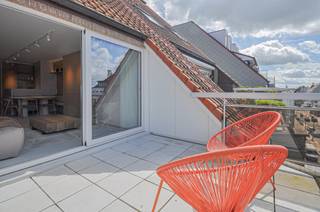 Appartement entièrement rénové avec une grande terrasse, fini avec des matériaux de qualité et un souci du détail.<br />Composition : Hall d'entrée avec toilettes invités. Espace de vie lumineux avec une cuisine ouverte entièrement équipée offrant tout le confort (appareils Miele), coin repas et salon convivial avec placards intégrés donnant sur la terrasse ensoleillée. Première chambre avec placards intégrés, fenêtre-balcon Velux et salle de douche. À l'étage : Chambre principale avec fenêtre-balcon Velux, placards intégrés et grande salle de douche attenante. Bureau séparé. Débarras avec raccordement pour machine à laver. Troisième chambre. Cave privative et local commun pour vélos dans la résidence.
