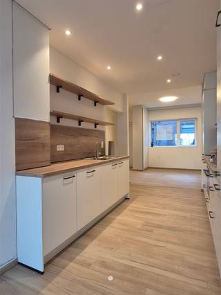 <p><span>SINT-NIKLAAS</span><span> - Ben je op zoek naar een gerenoveerde energiezuinige woning met tuin? Kijk dan snel even verder!</span></p><p><span> </span></p><p><span>Enkele troeven op een rij:</span></p><ul><li><span>Grondige energetische renovatie </span></li><li><span>Vloerverwarming via warmtepomp (lucht-water) </span></li><li><span>EPC: 17 (11 zonnepanelen)</span></li><li><span>Volledig geschilderd en voorzien van verlichting</span></li><li><span>Aangename tuin met terras</span></li><li><span>Autostaanplaats inbegrepen in de huurprijs achteraan de woning</span></li></ul><p><span> </span></p><p><span>De indeling is als volgt:</span></p><p><span>Je betreedt de woning via de inkom met ruime voorplaats/eetplaats. Verder vindt je op het gelijkvloers een apart toilet, een praktische berging/wasplaats en een volledig ingerichte open keuken voorzien van alle toestellen.</span></p><p><span>Achteraan bevindt zich de lichtrijke leefruimte met schuifraam dat uitgeeft op het terras en de tuin.</span></p><p><span> </span></p><p><span>Op de eerste verdieping is er een nachthal, een apart toilet, een ruime ingerichte badkamer met lavabomeubel en inloopdouche, en een eerste volwaardige slaapkamer.</span></p><p><span> </span></p><p><span>De tweede verdieping telt nog twee bijkomende slaapkamers.</span></p><p><span> </span></p><p><span>De woning is bovendien uitgerust met een ventilatiesysteem D en 11 zonnepanelen.</span></p><p><span> </span></p><p><span> </span></p><p><span>Beschikbaar </span><span>na afwerking van de werken (richtdatum 1/04/2026)</span></p><p><span>Huurprijs</span><span>: €1.190 (incl. autostaanplaatst)</span></p><p><span>EPC</span><span>: 17</span></p><p><span> </span></p><p><span>Interesse in deze mooie woning? Vraag dan snel je bezoek aan via onze website!</span></p><p><span> </span></p><p><span> </span></p>