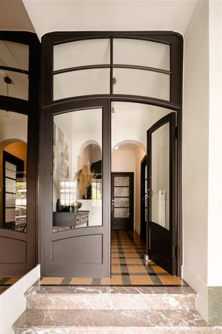 <p><span>Charmante woning met luxueuze keuken op gegeerde locatie in Deurne</span></p><p><span> </span></p><p><span>Aan de groene </span><span>Ter Rivierenlaan</span><span> in </span><span>Deurne</span><span> bevindt zich deze verzorgde woning met een mooie combinatie van </span><span>ruimte, comfort en een uitstekende ligging</span><span>. Je woont hier in een aangename woonomgeving nabij </span><span>scholen</span><span>, </span><span>winkels</span><span>, </span><span>openbaar vervoer</span><span> en verschillende groenzones zoals het Rivierenhof en het Boekenbergpark. Bovendien geniet je van een vlotte verbinding naar Antwerpen centrum en belangrijke invalswegen.</span></p><p><span> </span></p><p><span>Bij het binnenkomen word je verwelkomd in de prachtig authentieke inkomhal met vestiaire. Vooraan bevindt zich de gezellige </span><span>living</span><span>, aansluitend de </span><span>eetkamer</span><span> en achteraan de woning de prachtige </span><span>luxueuze keuken</span><span>, die meteen in het oog springt dankzij de hoogwaardige afwerking en het mooie contact met de buitenruimte. Tevens is er een toilet en handige wasberging.</span></p><p><span>De toffe </span><span>stadskoer</span><span> vormt een aangename plek om te ontspannen of gezellig te tafelen.</span></p><p><span> </span></p><p><span>Op de verdieping bevinden zich </span><span>2 slaapkamers</span><span> en een </span><span>dressing</span><span> met doorgang naar de badkamer, wat zorgt voor een praktische en comfortabele indeling.</span></p><p><span>De woning is bovendien </span><span>grotendeels onderkelderd</span><span>, ideaal als extra opslagruimte of hobbyruimte. </span></p><p><span>Erg praktisch is de dubbele </span><span>parkeermogelijkheid voor de woning</span><span>.</span></p><p><span> </span></p><p><span>Troeven:</span></p><ul><li><span>Luxueuze keuken</span><span> </span></li><li><span>Toffe stadskoer</span><span> </span></li><li><span>2 slaapkamers + dressing</span><span> </span></li><li><span>Grotendeels onderkelderd</span><span> </span></li><li><span>2 parkeerplaatsen: oprit</span><span> </span><span>en op straat</span></li><li><span>EPC C</span><span> </span></li><li><span>Groene en vlot bereikbare omgeving</span><span> </span></li><li><span> </span></li></ul><p><span>Interesse in deze instapklare woning op toplocatie in Deurne? </span></p><p><span>Neem contact op via 03 646 66 55 of sofie@sinjoor.be</span></p>