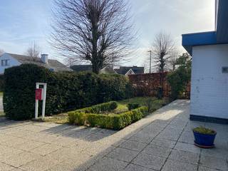 In een uiterst rustige en residentiële buurt bevindt zich deze te renoveren gelijkvloerse woning, omringd door groen en genietend van volledige privacy.<br /><br />De woning is degelijk en traditioneel gebouwd en beschikt over een comfortabele, functionele indeling. Dankzij de vele raampartijen baadt het interieur in natuurlijk licht en is er een mooie connectie met de tuin rondom — wat zorgt voor een bijzonder aangename woonbeleving.<br /><br />De ruime inkomhal biedt toegang tot zowel het leef- als slaapgedeelte. De woonkamer is sfeervol ingedeeld met een gezellige zithoek en eetruimte, gescheiden door een centrale open haard die extra warmte en karakter toevoegt. Aansluitend bevindt zich een ruime veranda en een open, hedendaagse keuken met bijkomende eethoek. De keuken is uitgerust met een keramische kookplaat, telescopische dampkap, dubbele spoelbak, oven en koelkast.<br /><br />Via de nachthal bereikt u drie volwaardige slaapkamers en een ingerichte badkamer voorzien van bad, lavabo en toilet.<br /><br />Buiten geniet u van een volledig afgesloten tuin met een ruim terras en praktische tuinberging. De oprit biedt plaats aan meerdere wagens en de wasruimte is geïntegreerd in de inpandige garage.<br /><br />Extra troeven:<br /><br />- Centrale verwarming op aardgas (ketel vernieuwd in 2020)<br />- Aangesloten op stadswater<br />- Waterverzachter<br />- Houten ramen met dubbele beglazing (rolluiken in de slaapkamers)<br />- Warmtepomp in de leefruimte<br />- Open haard<br />- Traditionele bouw (geen houtskelet)<br /><br />Een bijzonder toegankelijke woning met een stevige constructie en tal van mogelijkheden voor renovatie of modernisering naar eigen smaak.<br /><br />De gepubliceerde prijs is een vanafprijs.<br /><br />Ontdek het potentieel tijdens onze bezoekdag op zaterdag 14 maart 2026.<br />Schrijf u tijdig in via onze website.