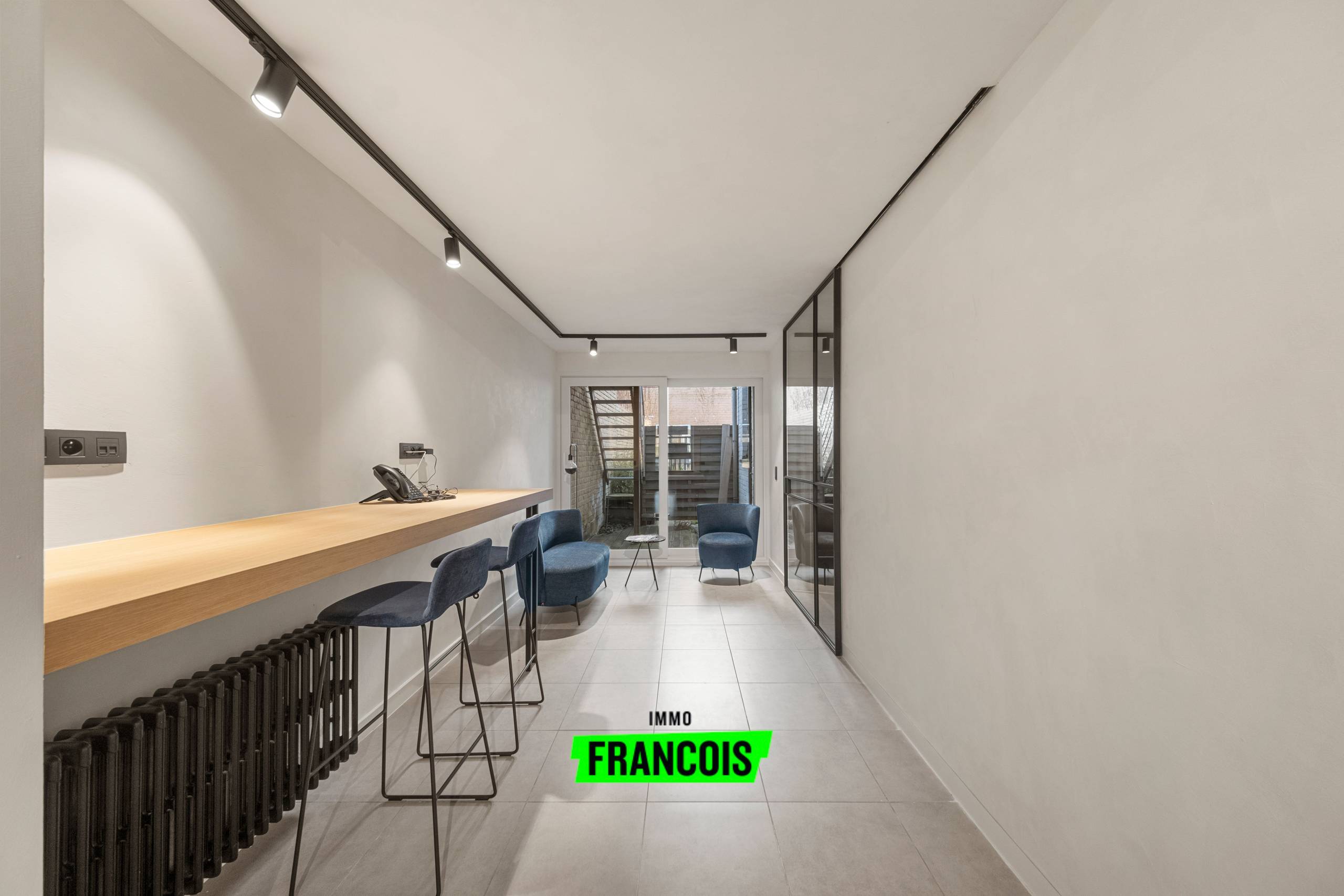 Karaktervolle commerciële ruimte met uitstekende visibiliteit te Brugge - foto 4