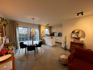 Dit aangename gelijkvloerse appartement omvat een inkomhal, een ruime woonkamer met zithoek en een open, volledig geïnstalleerde keuken,...