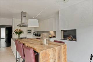 <strong>Ruime moderne woning met praktijkruimte, gelegen in het centrum van Kasterlee. Ideaal voor de combinatie wonen en werken, zoals bijvoorbeeld het uitbaten van een kinderdagverblijf.<br /></strong><br />Deze unieke, hedendaagse woning biedt de perfecte combinatie van modern comfort en een multifunctionele indeling, ideaal voor het uitoefenen van een<strong> vrij beroep</strong>. De strategische ligging in het centrum van Kasterlee maakt de woning uitstekend toegankelijk voor klanten, met verschillende parkeerplaatsen en een uitnodigende praktijkruimte op het gelijkvloers. <strong><br /></strong><br /><span>Gelijkvloerse verdieping: </span><br />U betreedt de woning via een ruime inkomhal die leidt naar de praktijkruimte en vervolgens naar de prachtige keuken en aansluitend aan de woonkamer. De keuken is uitgerust met een stijlvolle gashaard en biedt alle benodigde apparatuur, met een prachtig uitzicht op de tuin. De grote raampartijen zorgen voor veel lichtinval in de keuken en woonkamer. Het is zalig vertoeven in de woonkamer dankzij de hoge plafonds en een 2e prachtige gashaard. <br /><br />Naast de keuken is een ruime berging, een gastentoilet en toegang tot de kelder, waar aansluitingen voor wasmachine en droger zijn.<br /><br />Tot slot bevindt zich op de gelijkvloerse verdieping een zeer ruime praktijkruimte die voor ideaal is voor het uitoefenen van een vrij beroep. <br /><br /><span>Eerste verdieping: </span><br />Via de traphal bereikt u de eerste verdieping, met 2 ruime slaapkamers. De masterbedroom heeft een aansluitende dressing. De badkamer is voorzien van een inloopdouche, ligbad en een stijlvolle lavabo. De bibliotheek biedt toegang tot het prachtige dakterras, ook wel zonneterras genoemd.<br /><br />Een vaste trap leidt u naar de volledig afgewerkte zolder, die perfect dienst kan doen als een vierde slaapkamer, een hobbyruimte of een kantoor.<br /><br /><span>Het buitengebeuren:</span> <br />De onderhoudsvriendelijke tuin met een serene vijver creëert een oase van rust en is ideaal voor privégebruik of om klanten een aangename ontvangst te bieden. De woning beschikt over vijf parkeerplaatsen aan de voorkant, een extra carport en een tuinberging, waardoor het gebruiksgemak optimaal is.<br /><br />De ligging aan de Turnhoutsebaan en de Kattenberg zorgt voor een uitstekende zichtbaarheid en bereikbaarheid, wat deze woning tot een buitenkans maakt voor gemengd gebruik.<br /><br /><br />Neem zeker al eens een kijkje in het eigendom via het interactief grondplan: https://deboerenpartners.virtimmocontent.be/start-visit/4510