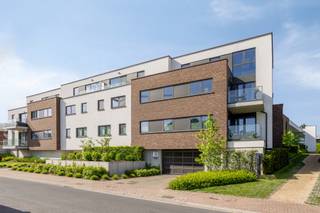 Cet appartement neuf à Lennik est idéalement situé à proximité du centre, avec commerces et restaurants à portée de main. Construit en 2020 et...