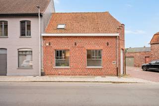 Op zoek naar een woning met ruimte, mogelijkheden én een praktische ligging? Deze verrassend ruime woning, gelegen in de dorpskern van Boezinge, biedt heel wat troeven en is ideaal voor wie comfortabel wil wonen met extra ruimte voor hobby, werk of stockage.<br /><br />Op het gelijkvloers kom je binnen via de inkomhal, die toegang geeft tot de ruime en lichtrijke leefruimte met een volledig ingerichte open keuken. Een aangename plek waar wonen en koken mooi samenkomen. Verder bevindt zich op het gelijkvloers de badkamer, uitgerust met een ligbad en lavabomeubel en een apart toilet. <br /><br />Op de eerste verdieping bevinden zich drie ruime slaapkamers, aangevuld met een zolder die extra bergruimte biedt. <br /><br />Een absolute meerwaarde is de zeer ruime garage met automatische poort. Boven de garage bevindt zich bovendien een grote polyvalente ruimte die tal van mogelijkheden biedt, zoals een bureau, hobbyruimte of extra opslagruimte.<br /><br />Buiten geniet je van een gezellige binnenkoer, ideaal om even tot rust te komen.<br /><br />Ook op energetisch vlak is er een interessante troef: de woning beschikt over zonnepanelen met een vermogen van 5.040 Wp.