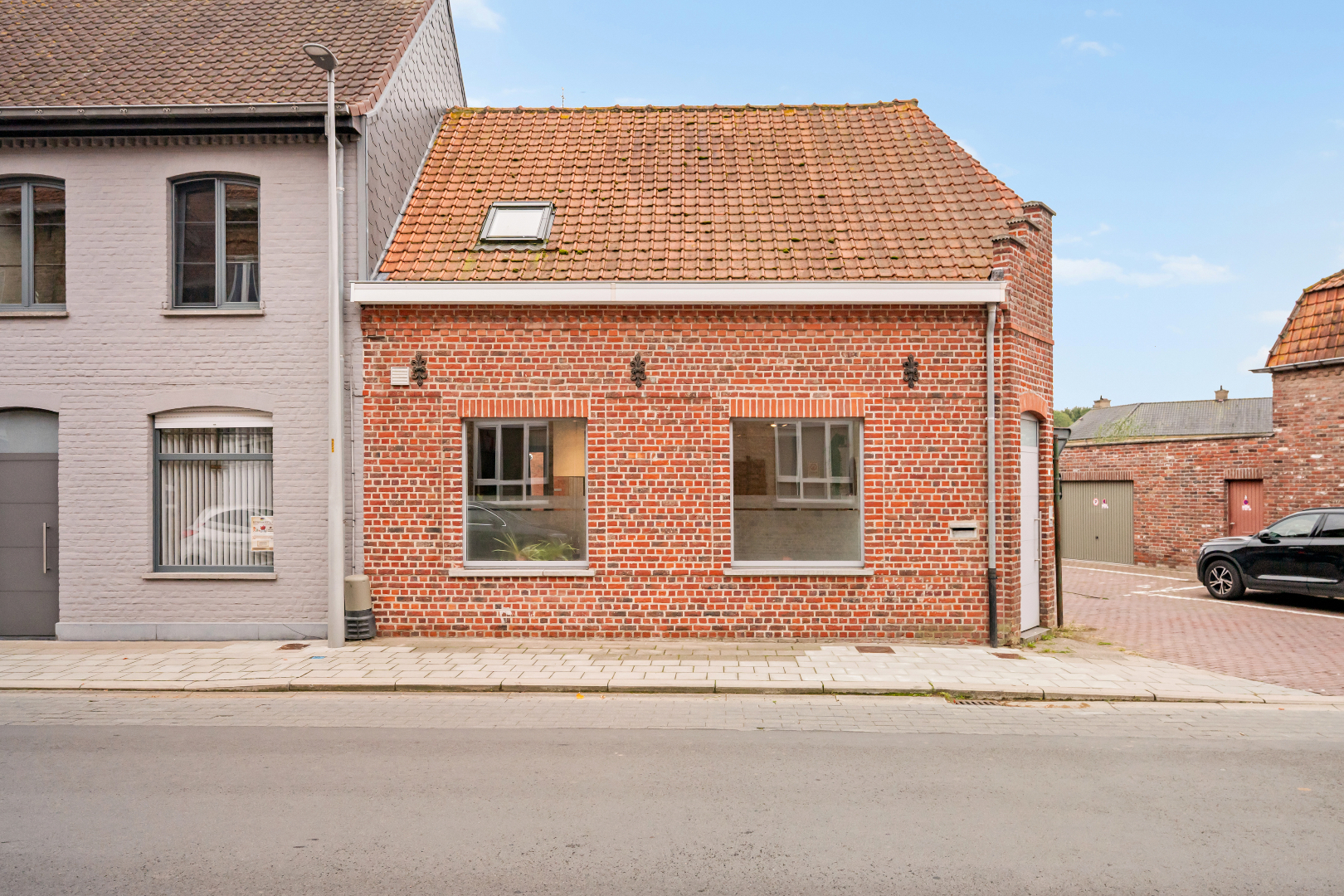 Verrassend ruime woning met grote garage en polyvalente ruimte in de dorpskern van Boezinge! - foto 2