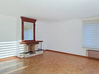 <p><span>Op zoek naar een comfortabel en instapklaar appartement op een strategische ligging? Dit appartement aan de Romeinsesteenweg combineert een praktische indeling met aangename leefruimtes en een uitstekende bereikbaarheid.</span></p>
<p><span>Het appartement beschikt over een inkomhal met tal van ingemaakte kasten, ideaal voor extra opbergruimte. Verder omvat het twee slaapkamers, een aangename leefruimte en een open keuken, uitgerust met een kookplaat, oven en microgolfoven. De badkamer vervolledigt het geheel.</span></p>
<p><span>Aansluitend aan de leefruimte bevindt zich een klein terras. Deze wasruimte grenst bovendien op een klein balkon aan één van de slaapkamers.</span></p>
<p><span>Het appartement verkeert in goede staat en is onmiddellijk instapklaar, zonder dat er opfrissingswerken nodig zijn.</span></p>
<p><strong><span>Een uitstekende ligging!</span></strong><span> Winkels, openbaar vervoer en belangrijke verbindingswegen bevinden zich in de onmiddellijke omgeving, wat zorgt voor een vlotte bereikbaarheid en optimaal wooncomfort.</span></p>
<p><strong><span>Extra troeven:</span></strong></p>
<ul>
<li>
<p><span>Garage optioneel bij te huren voor € 100/maand</span></p>
</li>
<li>
<p><span>Maandelijkse provisie voor de gemeenschappelijke kosten: € 150 (verwarming en water, lift, syndicus, onderhoud gem. delen)</span></p>
</li>
</ul>
<p><span>Interesse in dit appartement? Contacteer ons gerust voor meer informatie of plan uw bezoek in! </span><span>02/262.45.78 – </span><span>meise@weinvest.be</span></p>
<p></p>
