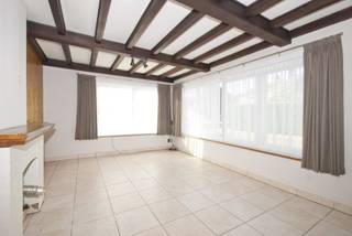 Te renoveren open bebouwing met 3 slaapkamers en ruime tuin in een rustige buurt. Kort bij treinstation, scholen, wandel- en fietsroutes (Fort van Kessel, Kesselse Heide en de kanaaldijken). Op een perceel van 550 m² met ruime tuin.<br />Indeling: inkomhal, lichtrijke woonkamer, te installeren keuken, berging, wasplaats (WM/DK), 3 slaapkamers en badkamer met ligbad, toilet en lavabo.De garage biedt plaats voor één wagen. De oprit biedt plaats voor 2 extra wagens. De tuinzones werden onderhoudsvriendelijk aangelegd.<br />Kenmerken: <br />+ renovatieproject; <br />+ uitstekend gelegen; <br />+ alles gelijkvloers; <br />+ ruime tuinzone; <br />+ renovatieverplichting;.<br />Deze karaktervolle woning biedt vele mogelijkheden voor iedereen die niet bang is om de handen uit de mouwen te steken en te renoveren. <br />Bekijk deze woning reeds via onze 360°-tour op www.avantivastgoed.be<br />Benieuwd wat deze woning te bieden heeft? Contacteer 0479 01 00 00 of mail naar info@avantivastgoed.be