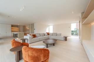 Luxueuze volledig afgewerkte nieuwbouwvilla gelegen aan de rand van het Zoute. Inkomhal met vestiaire en gastentoilet. Leefruimte met salon en eetplaats met gashaard en uitgevend op het terras en de tuin. Mogelijkheid tot het aanleggen van een zwembad. Leefkeuken met keukeneiland, genietend van alle comfort met aansluitende praktische bijkeuken. Berging/wasplaats. Op de eerste verdieping: 3 volwaardige slaapkamers, elk met eigen badkamer en dressing. Bureau. 2de verdieping: mogelijkheid tot het creëren van 4de slaapkamer of multifunctionele ruimte. Technische ruimte. Inpandige garage voor 2 wagens met fietsenberging. Meerdere staanplaatsen buiten voor de villa. Geothermie, vloerverwarming, haard op gas, airco. Mog. zwembad. Architect Project Architects: Piet Bailyu - interieurinrichting door Chrisma - tuin Dominique Eeman.