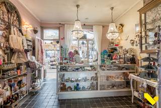 Charmante woning met brocante winkel en theehuis in Sint-Jozef-Olen.<br /><br />Stap binnen in een plek waar wonen, charme en beleving samenkomen. <br />Deze romantisch ingerichte woning met brocante winkel en gezellig theehuis is rustig gelegen in Olen en vormt een ideale stopplaats voor fietsers en passanten die houden van sfeer en authenticiteit.<br /><br />De woning beschikt op het gelijkvloers over een gezellige woonkamer met plaats voor zowel een salon als een eetkamer. Daarnaast is er een volledig ingerichte keuken, voorzien van de nodige toestellen. Verder op het gelijkvloers treffen we nog een douchekamer en toilet.<br /><br />Op de eerste verdieping bevinden zich drie volwaardige slaapkamers en een vierde kamer die perfect kan ingericht worden als jeugdkamer met een bureaugedeelte en een charmant zoldertje waar het bed kan geplaatst worden. <br />Op deze verdieping is er bovendien een sfeervolle badkamer met rustiek ligbad op pootjes, een authentiek lavabomeubel en een toilet.<br /><br />De volledige woning is warm en romantisch ingericht, wat meteen een bijzonder huiselijk gevoel creëert.<br /><br />Onder hetzelfde dak bevindt zich de brocante winkel met een aparte ingang. Hier kunnen bezoekers op hun gemak rond snuisteren tussen kleurrijke, romantische en unieke vintage vondsten en spirituele producten.<br />De winkel sluit aan op een gezellige veranda die ingericht is als kleinschalig koffie- en theehuis. Buiten is er een knus terras met enkele tafeltjes waar gasten kunnen genieten van een kop thee of koffie in een rustige, landelijke sfeer. Voor het horecagedeelte zijn de toiletten ondergebracht in een charmante Pipo-wagen.<br /><br />Verder beschikt deze woning over een kleine kelder en opbergzolder. In de tuin is er bovendien nog een tuinhuis met extra bergruimte.<br /><br />Een bijzondere, charmante eigendom, waar wonen en een kleinschalige handelsactiviteit harmonieus in elkaar overvloeien, in een sfeervol kader…<br />Benieuwd? Bel ons voor een bezichtiging op het nummer 014 58 02 08.