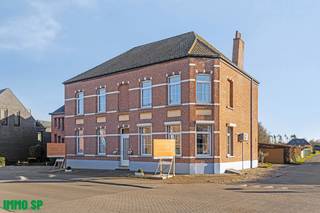 Statige halfopen herenwoning met karakter te centrum Ramsel - ideaal voor kangoeroewonen of vrije beroepen.<br /><br />In het centrum van Ramsel, een deelgemeente van Herselt, ligt deze ruime en karaktervolle herenwoning op een perceel van ca. 946 m². Dankzij de veelzijdige indelingsmogelijkheden is dit pand perfect geschikt als gezinswoning, kangoeroewonen/co-housing. Daarnaast leent dit pand zich uitstekend voor vrije beroepen zoals een praktijkruimte, kantoor of atelier, B&B, waarbij wonen en werken gecombineerd kunnen worden.<br /><br />Dit pand is voorzien van:<br />- Een volledig geïnstalleerde eigen keuken en badkamer<br />- Drie ruime slaapkamers<br />- Een lichtrijke leefruimte met veranda<br /><br />De woning beschikt over een ruime tuin, die ook langs de zijkant bereikbaar is, en een groot bijgebouw met twee garages en een carport voor 2 voertuigen. Deze extra ruimte biedt tal van mogelijkheden, zoals opslagruimte, een werkplaats of uitbreiding van een praktijk.<br /><br />EPC: 662 kWh/m²<br /><br />Centraal gelegen in het hart van Ramsel met een vlotte verbinding naar de omliggende gemeenten, liggen alle voorzieningen op wandelafstand.<br /><br />Nog vragen? Contacteer Immo SP op het nummer 014/59.10.20 of via indi@immosp.be.