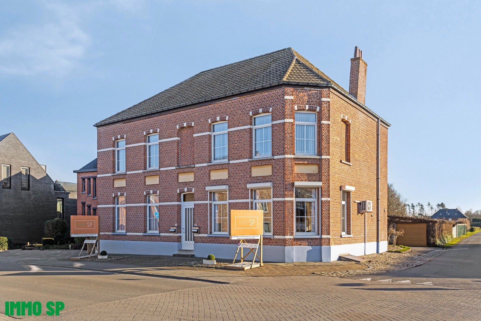 Statige halfopen herenwoning met karakter te centrum Ramsel. - foto 1
