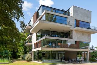 In deze kleine, hoogwaardig afgewerkte residentie (van de hand van CAS architecten), op wandelafstand van het natuurpark Rozebroeken, bevindt zich...