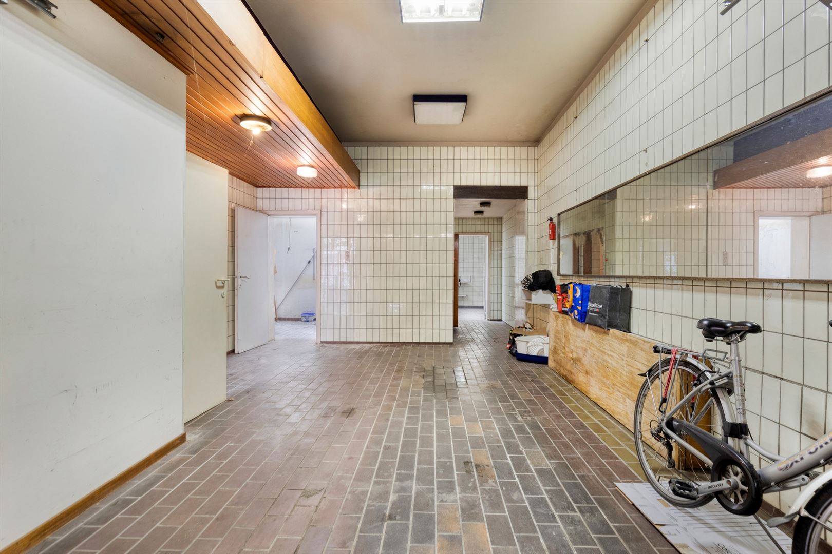 Te renoveren bel-étage met garage en 4 slaapkamers gelegen aan het station van Gent. - foto 4