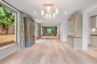 Verscholen op een prachtig privédomein bevindt zich deze charmante, atypische woning/kantoor. Een unieke kans voor wie op zoek is naar rust, comfort en een uitstekende ligging aan de Tiensesteenweg, vlakbij 2 bushalten en met een snelle aansluiting op de E40 en de E314. Het pand combineert karakter met hedendaags comfort en beschikt over een lichtrijke leefruimte, een volledig ingerichte maatkeuken met alle inbouwtoestellen en een stijlvolle badkamer alsook 3 kantooruimtes/slaapkamers. Verder zijn er twee toiletten, een dressing en een kelder aanwezig. Dankzij de vele ingemaakte maatkasten geniet je bovendien van bijzonder veel praktische opbergruimte. Ook op technisch vlak beschikt de woning over aparte tellers voor water, gas en elektriciteit, een energiezuinige installatie met 16 zonnepanelen en een thuisbatterij van 10 kWh, airconditioning in één van de slaapkamers en een alarmsysteem met bewegingsdetectie en branddetectie. Buiten geniet je van een aangename, zuid-westgericht georiënteerde tuin met barbecue, ideaal om in alle rust van de zon te genieten. Via de privatieve toegangspoort, uitgerust met een codeklavier en twee afstandsbedieningen, bereik je de woning waar twee privatieve parkeerplaatsen voorzien zijn. Het pand wordt verhuurd via een overeenkomst van gemeen recht en domiciliëring is niet mogelijk. Om de privacy op het domein te bewaren, is een activiteit met klanten- of bezoekersontvangst niet toegestaan. Beschikbaar vanaf 1 oktober. info@homies.be