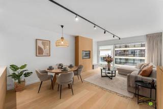 <p><span>Hoogwaardig gerenoveerd appartement met zijdelings zeezicht in Knokke.</span></p><p><span> </span></p><p><span>Ontwaken met een aangenaam zijdelings zeezicht, op slechts enkele stappen van </span><span>het bruisende Rubensplein en het casino.</span><span> Dit </span><span>stijlvol gerenoveerde appartement (85m²)</span><span> in Residentie "Orfeo" combineert een toplocatie met een minimalistische, kwalitatieve afwerking.</span></p><p><span>Licht, design en comfort.</span></p><p><span>Het appartement werd recent (2023) volledig vernieuwd met oog voor ruimtegevoel en hoogwaardige materialen:</span></p><ul><li><span>Lichtrijke leefruimte: Ruime woon- en eetkamer met een groot schuifraam dat toegang biedt tot het terras met zijdelings zeezicht.</span></li><li><span>Open keuken: Volledig ingebouwd en uitgerust met kwaliteitstoestellen van Miele.</span></li><li><span>Twee kamers: Beide slaapkamers zijn geschikt voor een tweepersoonsbed, voorzien van ingemaakte kasten en hebben elk een eigen badkamer met inloopdouche en wastafel.</span></li><li><span>Terrassen: Naast het terras vooraan beschikt de master bedroom over een tweede, zongericht terras met een praktische buitenberging.</span></li><li><span>Turn-key: Er is een mogelijkheid om de meubels over te nemen.</span></li></ul><p><span>Het gebouw: Volledig vernieuwd en toekomstbestendig</span></p><p><span>Niet alleen het appartement, maar het volledige appartementsgebouw heeft een totale metamorfose ondergaan. Dit betekent minimaal onderhoud en comfort voor de toekomst:</span></p><ul><li><span>Inkomhal &amp; Liften: De gemeenschappelijke inkomhal is recent (2026) vernieuwd en de liften zijn gemoderniseerd (2023).</span></li><li><span>Exterieur: Nieuwe voorgevel (2020) en vernieuwde terrassen met moderne balustrades.</span></li><li><span>Technisch: Het dak is geïsoleerd, de vroegere conciërgerie is ingericht als gemeenschappelijke fietsenberging en de elektriciteit is conform tot 2047.</span></li></ul><p><span>Duurzaam op een toplocatie</span></p><p><span>Het appartement is met een EPC-label B (140 kWh/m²jaar) erg energiezuinig. Winkels, restaurants en het strand liggen allemaal op loopafstand.</span></p><p><span>Algemene informatie:</span></p><ul><li><span>Vraagprijs: € 895.000</span></li><li><span>Adres: Zwaluwenlaan 11, Knokke</span></li><li><span>Kadastraal inkomen: € 1.298</span></li></ul><p><span>Bent u op zoek naar een instapklaar, hoogwaardig appartement op een toplocatie in Knokke? Neem dan contact op voor een bezichtiging.</span></p><p><span> </span></p>