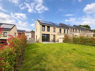 <span><strong><u>Verkoop onder registratie (2% of 12%)!</u></strong></span><br /><br />MODERNE EN INSTAPKLARE WONING, gelegen op een UITERST RUSTIGE LOCATIE aan de rand van Ronse, waar HEDENDAAGS WOONCOMFORT en een GROENE OMGEVING elkaar perfect aanvullen. Deze RECENTE EIGENDOM (2022) werd ontworpen met oog voor licht, ruimte en functionaliteit en onderscheidt zich door haar TIJDLOZE ARCHITECTUUR en STRAKKE AFWERKING. Een absolute troef is het PANORAMISCH ZICHT over de omliggende velden, de glooiende heuvels van de VLAAMSE ARDENNEN en het HISTORISCH CENTRUM van Ronse. Deze unieke combinatie van natuur en stadsnabijheid maakt deze eigendom bijzonder aantrekkelijk. Dankzij de recente bouw en de toepassing van MODERNE TECHNIEKEN voldoet de woning aan de HEDENDAAGSE ENERGIENORMEN en geniet u van een ENERGIEZUINIGE en ZORGELOZE WOONERVARING. Hierdoor vormt deze eigendom niet alleen een IDEALE GEZINSWONING, maar ook een interessante opportuniteit voor wie op zoek is naar een DUURZAME INVESTERING. De indeling gaat als volgt: Via de inkomhall met gastentoilet heeft u toegang tot de lichtrijke leefruimte met aanpalende open keuken en praktische berging. Op de 1ste verdieping biedt de nachthall toegang tot 3 slaapkamers en een ingerichte badkamer. Via een zolderluik biedt de 2de verdieping een ruime zolder met extra opbergmogelijkheden. Buitenshuis beschikt deze eigendom over een knap aangelegde oprit, tuin en terras met panoramisch zicht op het omliggende landschap. <br /><br />Adres: Molekensstraat 183 te Ronse<br /><br />EPC: Label A, G-score en P-score A; Bestuursmaatregelen in het maatregelenregister: Neen