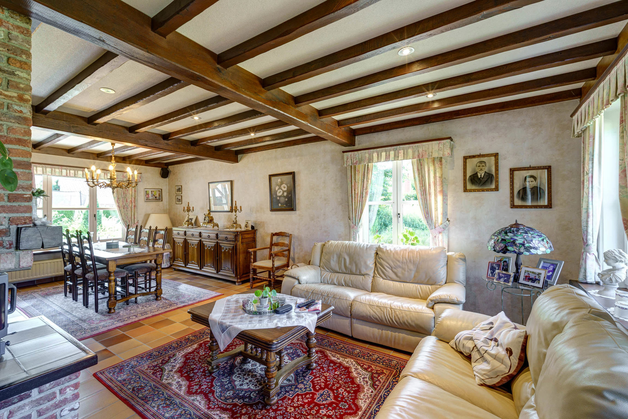 Uitzonderlijke woning met 6 slaapkamers op perceel van 37 are. - foto 4