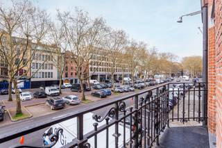 <p><span>Op een centrale locatie aan de Oudeleeuwenrui bevindt zich dit ruime appartement van ca. 109 m² op de eerste verdieping van een karaktervol gebouw met lift.</span></p>
<p><span>Het appartement beschikt over een leefruimte met open keuken, twee slaapkamers, twee badkamers, een aparte wc, technische ruimte en terras. Met een EPC-score van 145 kWh/m²/jaar en label B combineert het appartement ruimte met een gunstige energieprestatie.</span></p>
<p><span>De unit is momenteel verhuurd voor €1.582,99 per maand inclusief €95 forfaitaire kosten en vormt daardoor ook een interessante investering met onmiddellijke huuropbrengst.</span></p>
<p><span>Vraagprijs: €465.000.</span></p>