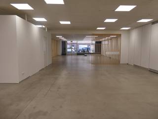 Ruime handelszaak in centrum van Wuustwezel met minimum 20 eigen autostaanplaatsen en 2 garageboxen! De handelsruimte is ongeveer ca 462m² aparte met opslagruimte <br /><br /><strong>INDELING:</strong><br />- Etalageruimte met in het midden een glazen inkomdeur naar de winkel met opslagruimte (breedte winkel ca. 10 meter)<br />- Tweede inkom en eventueel derde inkom aan de achterzijde (kant parking)<br />- Handelsruimte voor Winkel-Kantoor-of Praktijkruimte,... van ca. 462m² (op verschillende manieren in te delen of in te richten)<br />- Twee aparte toiletten<br />- Gemeenschappelijke technische ruimte, met individuele meters en verwarminginstallatie (gas)<br />- Minimum een 20 tal eigen autostaanplaatsen en 2 garageboxen<br />- Brede toegangsweg van 6 meter met een poortbreedte van 4,5 meter te bereiken via de Bredabaan 480<br /><br /><strong>DIVERSE:<br />- </strong>Tuin van 200m²<br />- EPC-label C (300 - 385 kWh/(m²jaar))<br />- Systeemplafond met inbouwverlichting<br />- Vrij per 1 september 2026<br />- Voor meer info of een bezoek: info@devavastgoed.be