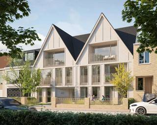 Villa d’Haan is een kleinschalige nieuwbouwresidentie in het hart van de meest charmante badplaats van onze kust, De Haan. Hier woon je vlakbij het centrum met zijn sfeervolle Belle Époque-architectuur, de gezellige winkelstraat en talloze culinaire adressen. Ook de brede stranden, duinen en de statige Concessiewijk bevinden zich op wandelafstand. Dankzij de vlotte verbindingen bereik je Brugge, Oostende of Blankenberge in slechts 20 minuten. Zo combineert Villa d’Haan een rustige woonomgeving met een uitstekende bereikbaarheid.
De residentie telt vijf exclusieve appartementen met bewoonbare oppervlaktes van 68m² tot 149m², telkens voorzien van royale terrassen. Op het gelijkvloers en de eerste verdieping bevinden zich twee appartementen met twee slaapkamers, terwijl de bovenste verdieping een unieke penthouse met drie slaapkamers biedt. Uitzonderlijke troef van dit project is de gemeenschappelijke tuin achter het gebouw waar zich tevens de autostaanplaatsen bevinden.
De appartementen worden afgewerkt met kwalitatieve en duurzame materialen in harmonie met de strengste isolatie- en energienormen. Vloerverwarming via een lucht-water warmtepomp, in combinatie met een doordachte akoestische isolatie en royale raampartijen, creëren een lichtrijke en comfortabele woonervaring in elk seizoen. Villa d’Haan is dan ook ideaal als tweede verblijf, stijlvolle vaste woonst of als investering!
Wens je meer informatie over Villa d’Haan? Contacteer ons via 050 70 81 74 of hello@keyimmo.be.