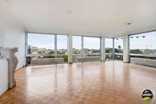 Dit lichtrijk, aangenaam appartement met een exclusieve ligging op het Leopoldplein is gelegen op de hoek van de 6de verdieping in Residentie 'Ambassade'. Het appartement beschikt over een bewoonbare oppervlakte van ca. 145 m² en 3 slaapkamers. Ideaal voor wie op zoek is naar een renovatieproject op een tijdloze toplocatie in het stadscentrum van Hasselt! <br /><br />De indeling is als volgt: Ruime inkomhal met vestiairekast en apart toilet. Glazen deur met toegang tot de living (parket) met prachtige marmeren schouwmantel en gietijzeren radiatoren. De ruime living (airco) is opgesplitst in een zitgedeelte, leeshoek, bureauhoek en eetgedeelte, alle vertrekken baden in een oase van licht door grote raampartijen. Het verre zicht vanuit de living brengt rust en zorgt voor een ruimtelijk gevoel. De keuken is apart en te vernieuwen. <br /><br />Het appartement is voorzien van 3 ruime slaapkamers (laminaat), allen voorzien van airco. De badkamer is geïnstalleerd met dubbele lavabo, inloopdouche en aansluiting wasmachine. <br /><br />De oppervlakte vult zich verder aan met een kelderberging. Optioneel kan er een ondergrondse autostandplaats aangekocht worden aan 25.000 euro.<br /><br />Enkele pluspunten op een rijtje:<br />+ Karakter, charme<br />+ Loftgevoel<br />+ 3 ruime slaapkamers<br />+ Airco<br />+ Centrale ligging<br />+ Mogelijkheid tot aankoop ondergrondse autostandplaats<br /><br />Voor een bezichtiging maak snel uw afspraak met Stephanie Odeurs via stephanie@vestio.com of bel naar 0474 73 64 84!