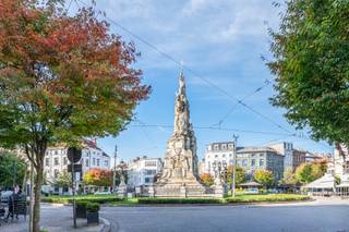 <b>Open bezoekmoment Woensdag 21/10 tussen 14:00 - 15:00 uur<br />Studio - appartement top gelegen in de bruisende Kloosterstraat op het Zuid. </b><br /><br />Indeling: Lichte leefruimte met recent open en goed uitgeruste keuken. Ingemaakte kasten met veel bergruimte. Het slaapgedeelte bevindt zich op een verhoogd plateau met handige ingemaakte kasten en kan men afsluiten van de leefruimte met een gordijnwand. Via de dubbelen deuren toegang tot de praktische badkamer met inloopdouche , wastafel en kastenwand. Separaat toilet. <br /><br />Het appartement is voorzien van verlichting en raamgarniering.<br /><br />Energiezuinig appartement met EPC label B.