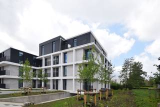 <span><span>In het hart van <strong>Langemark </strong>bieden we dit stijlvolle <strong>penthouse</strong>-appartement te huur aan. Gelegen op een rustige en centrale locatie, combineert dit appartement comfort, licht en moderne afwerking.<br /><br />Bij het binnenkomen bevindt zich een inkomhal met plaats voor vestiaire. De ruime <strong>woonkamer </strong>geniet van veel natuurlijk licht en geeft toegang tot een aangenaam <strong>terras met mooi open uitzicht</strong>, ideaal om te ontspannen of te genieten van het uitzicht.<br />De open <strong>keuken </strong>is volledig uitgerust met moderne toestellen en vormt één geheel met de leefruimte – perfect voor wie houdt van gezellig samen koken en tafelen.<br />Verder beschikt het appartement over een praktische <strong>berging</strong>, een moderne <strong>badkamer </strong>met inloopdouche, en <strong>twee volwaardige slaapkamers</strong>.<br /><br />Het appartement werd volledig geschilderd en volledig voorzien van inbouwkasten.<br /><br /><u>Troeven:</u></span></span>
<ul>
<li><span><span>Penthouse met groot terras;</span></span></li>
<li><span><span>High end afwerking;</span></span></li>
<li><span><span>Volledig ingerichte keuken;</span></span></li>
<li><span><span>Energiezuinig en instapklaar;</span></span></li>
<li><span><span>Centrale ligging in Langemark, nabij winkels en openbaar vervoer.</span></span></li>
</ul>
<span><span>Huurprijs exclusief gemeenschappelijke kosten van €50,00/maand.<br />Mogelijkheid tot huren van een garage in de kelderverdieping van de residentie.<br /><br />Beschikbaarheid: juni 2026<br /><br />Een unieke kans voor wie op zoek is naar comfortabel en stijlvol wonen in een rustige omgeving. Bel Diksimmo op het nummer 051 50 11 51 of mail naar diksmuide@diksimmo.be.</span></span>