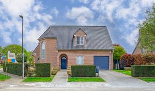 Dans un quartier résidentiel particulièrement calme de Dilbeek, à deux pas de Bruxelles, se trouve cette villa parfaitement entretenue, construite...